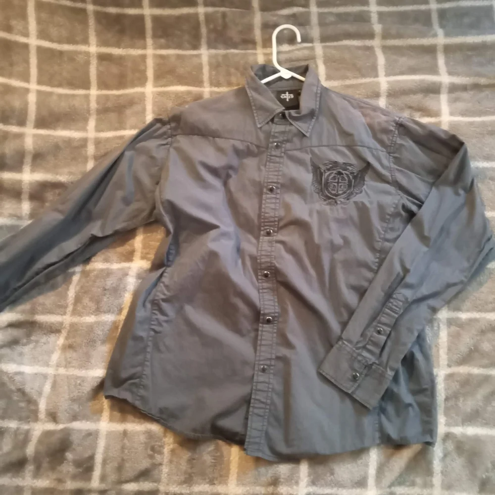 Button down - Picture 3 of 3